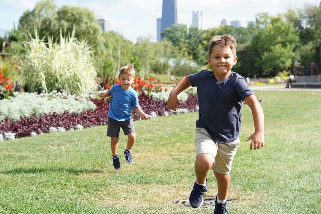 two-children-running